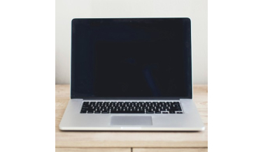 Nie wiesz, jak wyczyścić klawiaturę w laptopie? Pomozemy!