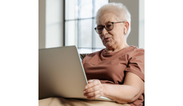Laptop dla seniora – TOP 8 najchętniej kupowanych urządzeń