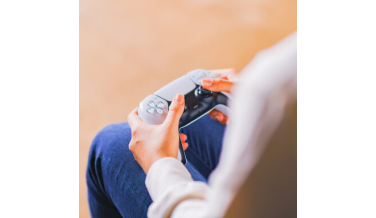 Czy pad od PS5 pasuje do PS4 i jak go podłączysz? Sprawdź!