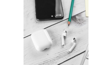 Jak ładować AirPods? Sprawdź instrukcję do słuchawek Apple