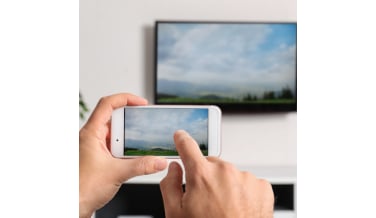 4 różne sposoby, jak połączyć telefon z TV – sprawdź je!