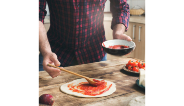 Jak zrobić pizzę w domu? Niezbędne kroki i sprzęty