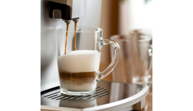 Jaki ekspres do latte? Test ekspresów z systemem mlecznym