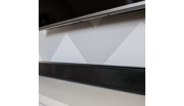 Jaki soundbar do 2000 zł wybrać? Sprawdź polecane modele!