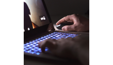 Laptop z podświetlaną klawiaturą – jaki wybrać? Sprawdź!