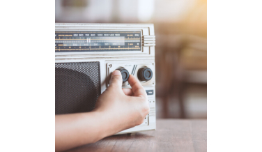 Często majsterkujesz przy swoim samochodzie? Sprawdź, jakie radio do garażu umili Ci pracę