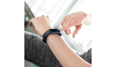 Jaki smartband do 100 zł wybrać? Poznaj polecane modele