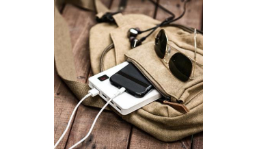 Jaki powerbank do samolotu? Zapoznaj się z urządzeniami przydatnymi w podróży