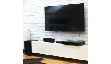 Telewizor QLED – czy warto go kupić? Porównanie modeli TCL, Samsung i Hisense