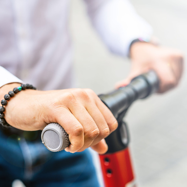 Jaka hulajnoga elektryczna będzie idealna? Sprawdź, na co zwrócić uwagę!
