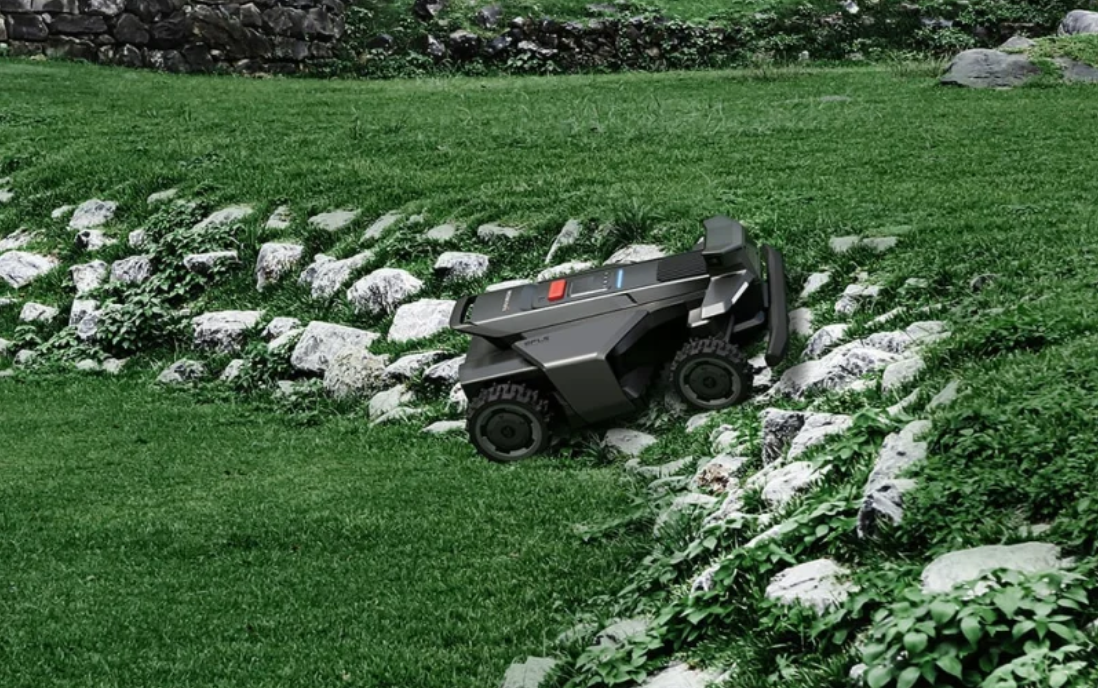 robot koszący na skarpie
