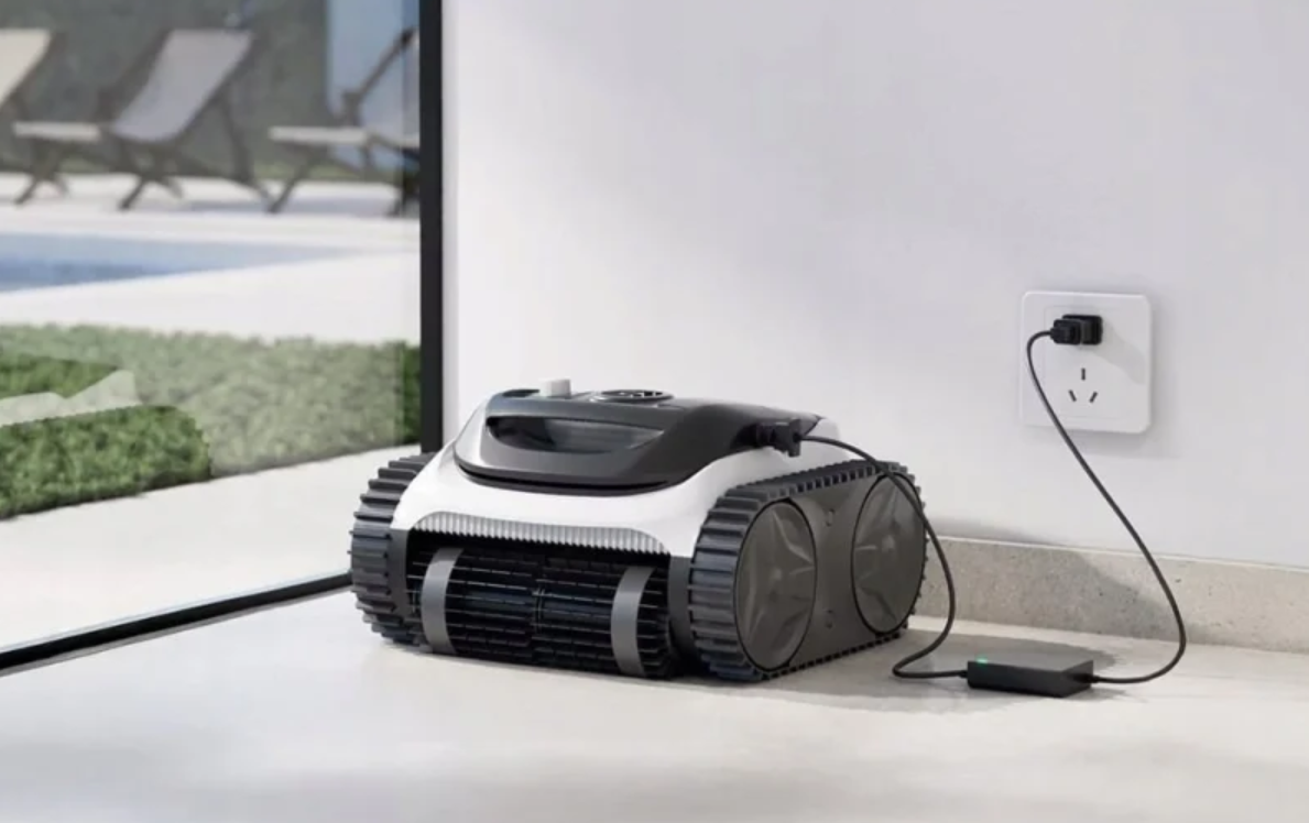 Robot basenowy podczas ładowania