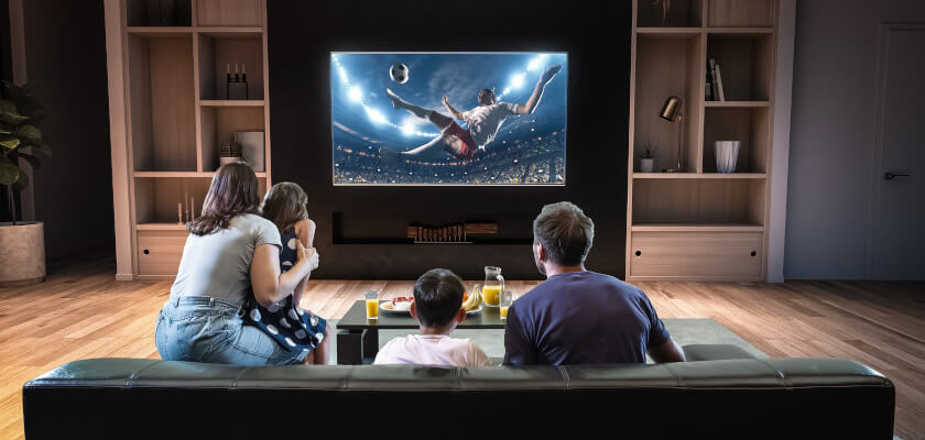 2-co-to-jest-hd-w-telewizorze-rodzina-oglada-tv