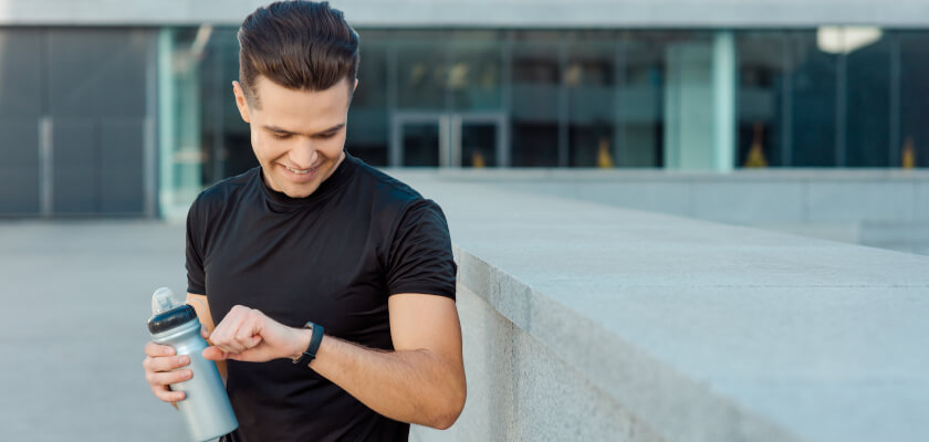 2-jak-wybrac-smartband-mezczyzna-ze-smartbandem