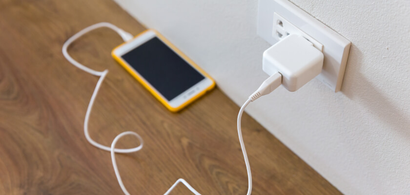 3-jak-ladowac-telefon-zeby-nie-zepsuc-baterii