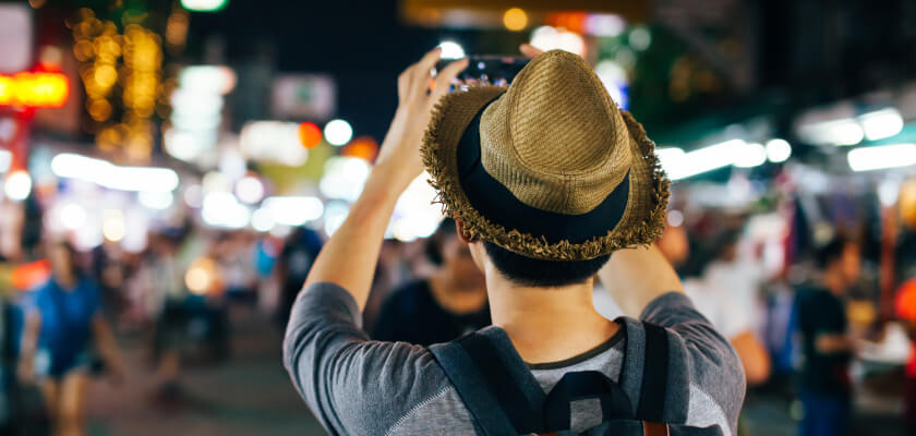 3-jak-robic-zdjecia-w-nocy-mezczyzna-fotografuje-w-nocy