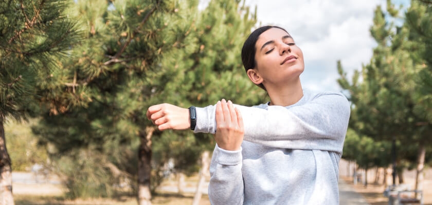 3-jak-wybrac-smartband-kobieta-cwiczy