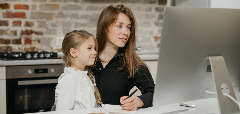 4-all-in-one-mama-z-corka-przed-monitorem