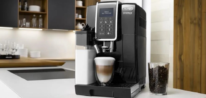 Ekspres DeLonghi na tle kuchni