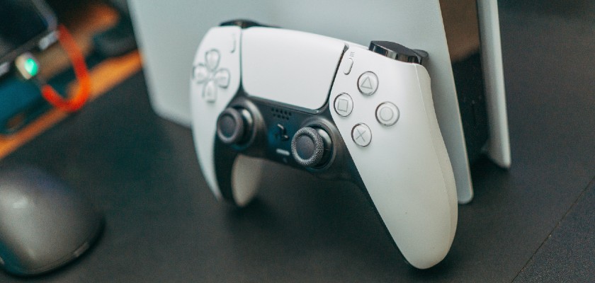 Konsola PlayStation 5 z kontrolerem