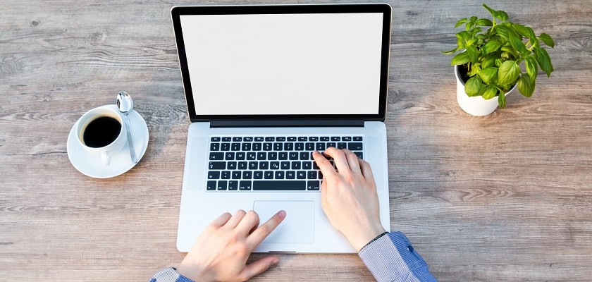 Laptop i filiżanka kawy
