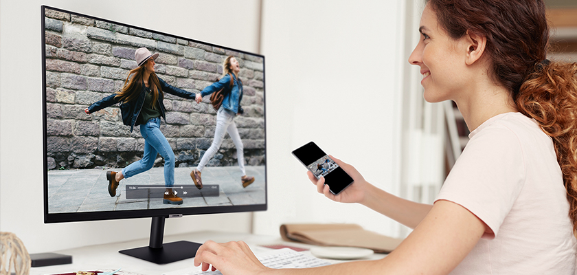 Kobieta siedząca przy monitorze Samsung