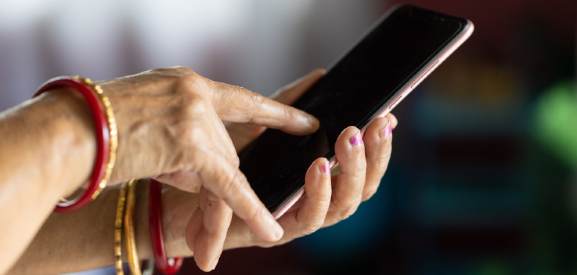 Smartfon w rękach seniorki