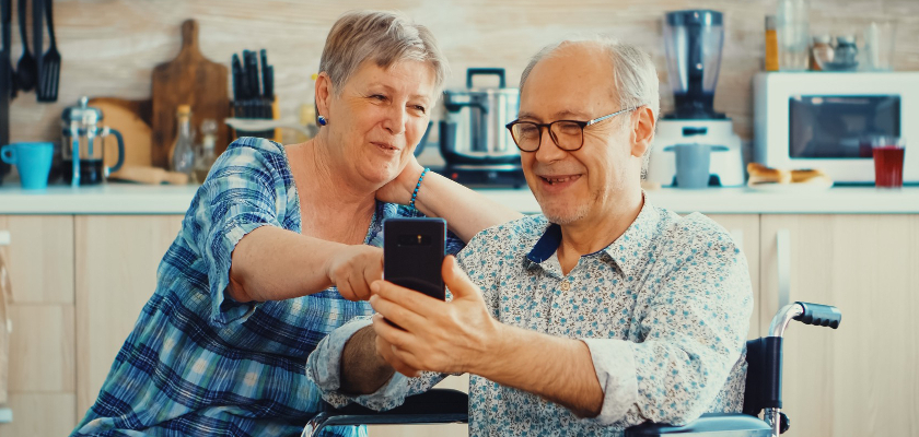 Seniorzy korzystają ze smartfona