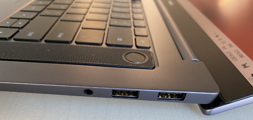 Złącza Huawei Matebook D 16 bokiem