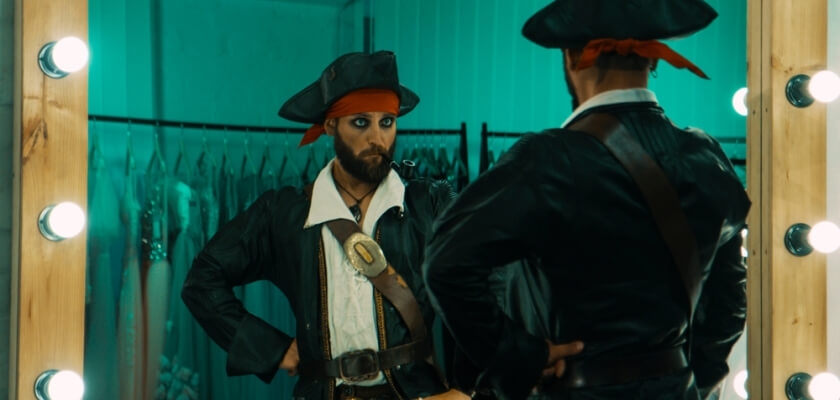 mezczyzna w przebraniu pirata