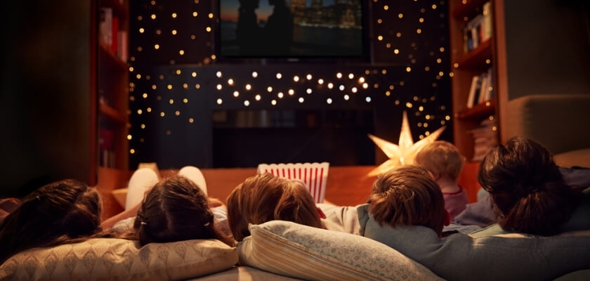 wspolne ogladanie filmu w domu