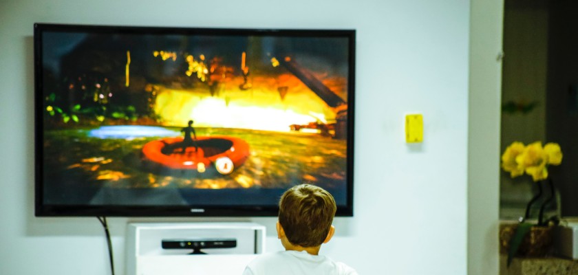 chłopiec ogląda w salonie telewizor