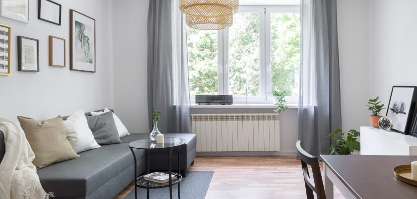 dlugi-waski-salon-z-aneksem-kuchennym