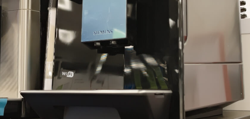 ekspres-cisnieniowy-siemens-ti9573x1rw-eq-9-s700-panel