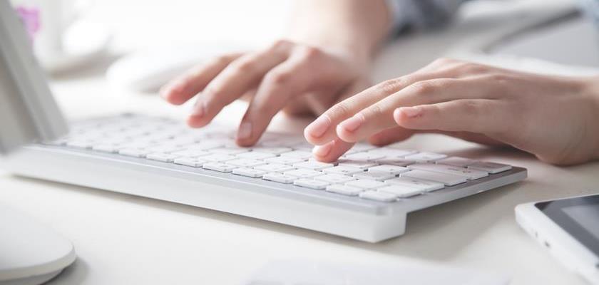 Jak podłączyć myszkę do telefonu?