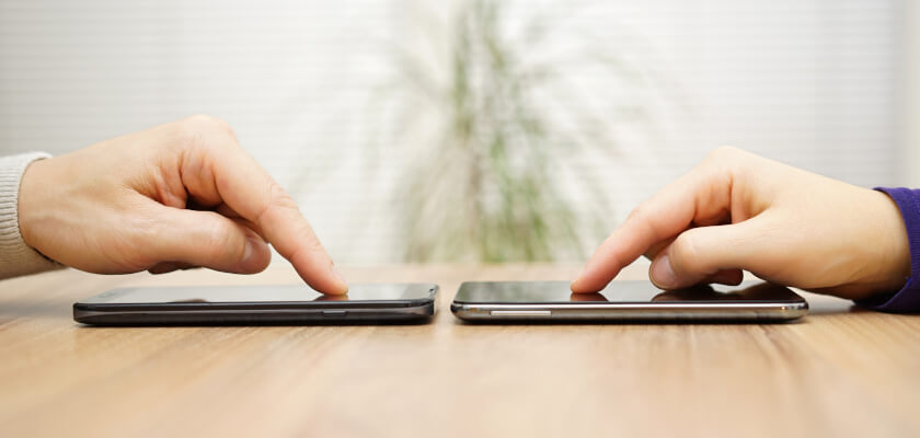 jak-przeniesc-kontakty-na-nowy-telefon-dwa-smartfony