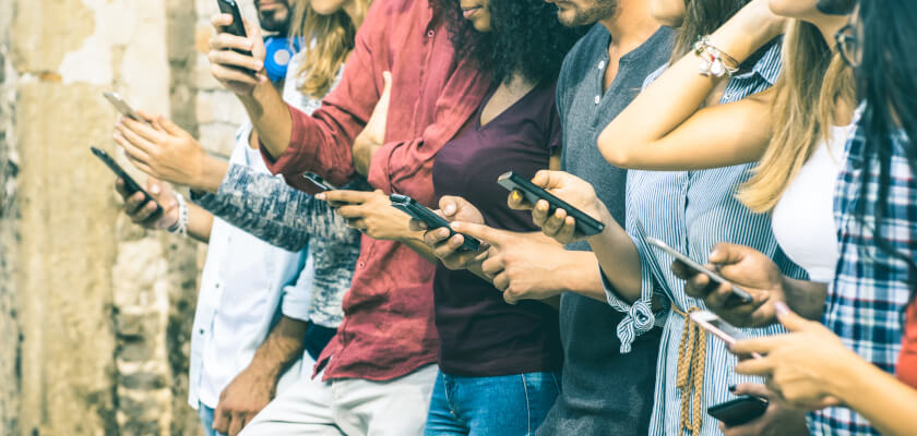 jak-udostepnic-inetrnet-z-telefonu-ludzie-z-telefonami