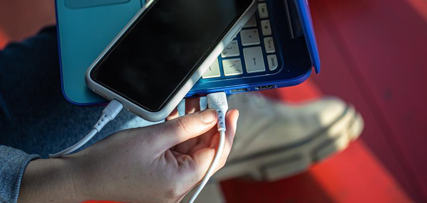 Jak wyświetlić obraz z uszkodzonego telefonu na komputerze bez debugowania?
