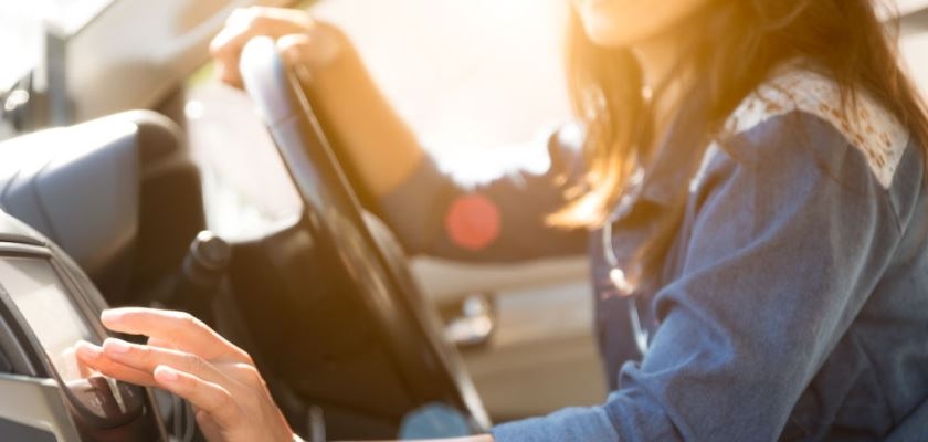 kobieta steruje nawigacja GPS