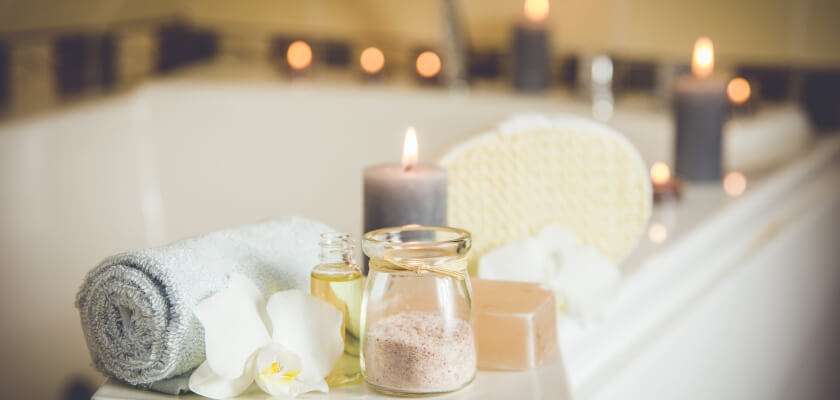 lazienka-w-stylu-spa-swiece-i-dodatki-na-wannie