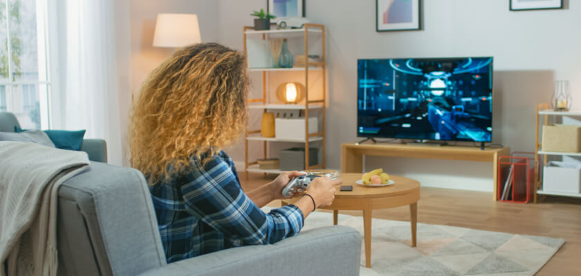 lg-oled-55-cx-3-kobieta-gra-na-konsoli