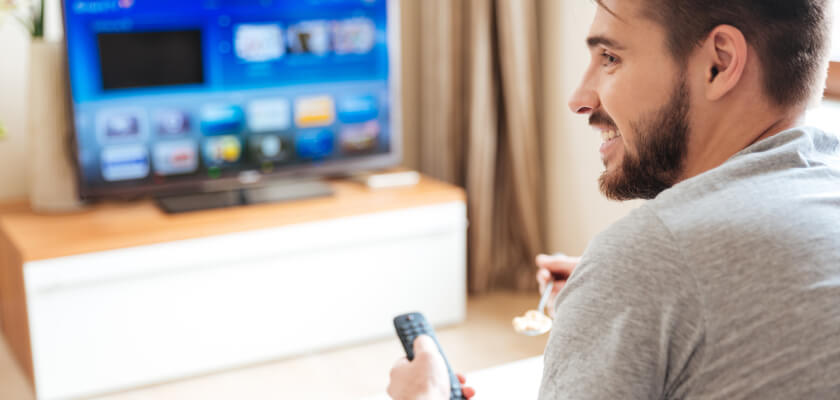 lg-oled-55-cx-3-mezczyzna-przed-tv