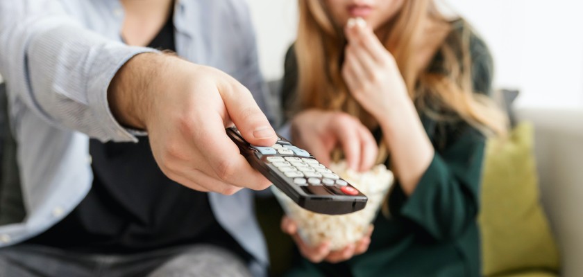 mężczyzna i kobieta korzystają z telewizora