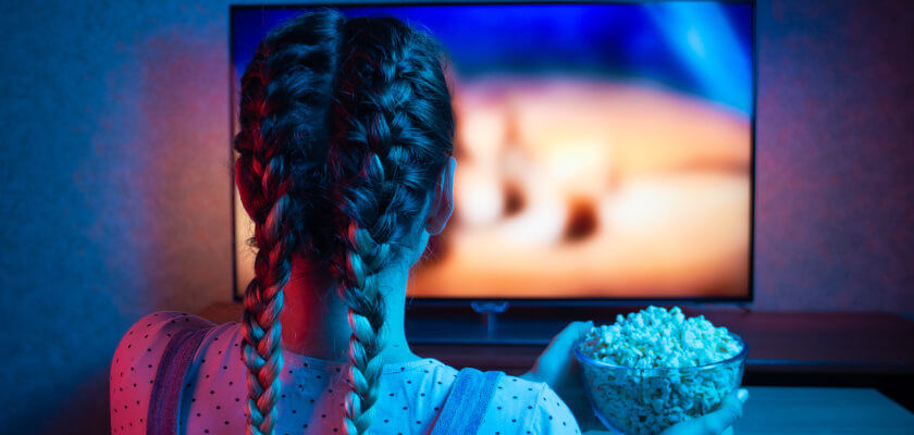 multiroom-jak-dziala-dziewczyna-przed-tv