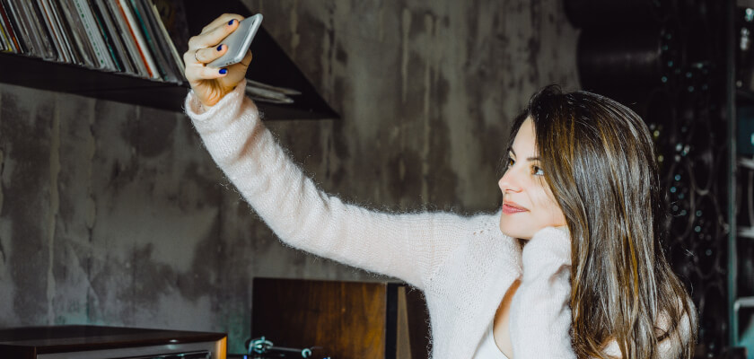s21-galaxy-dziewczyna-robi-selfie
