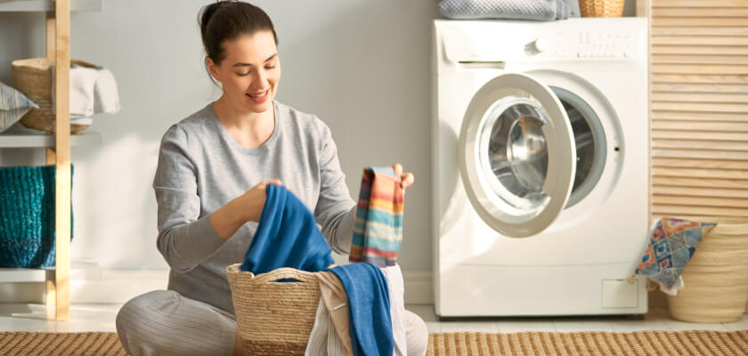 samsung-addwash-quick-drive-kobieta-robi-pranie