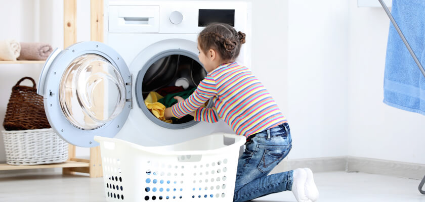 technologie-eco-bubble-dziewczyna-robi-pranie