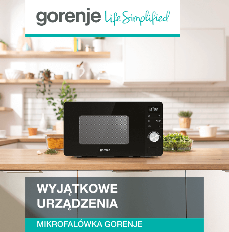 Mikrofalówka Gorenje na kuchennym blacie przy dużym oknie, w jasnej kuchni. W lewym górnym rogu widoczne logo Gorenje z hasłem „Life Simplified”.