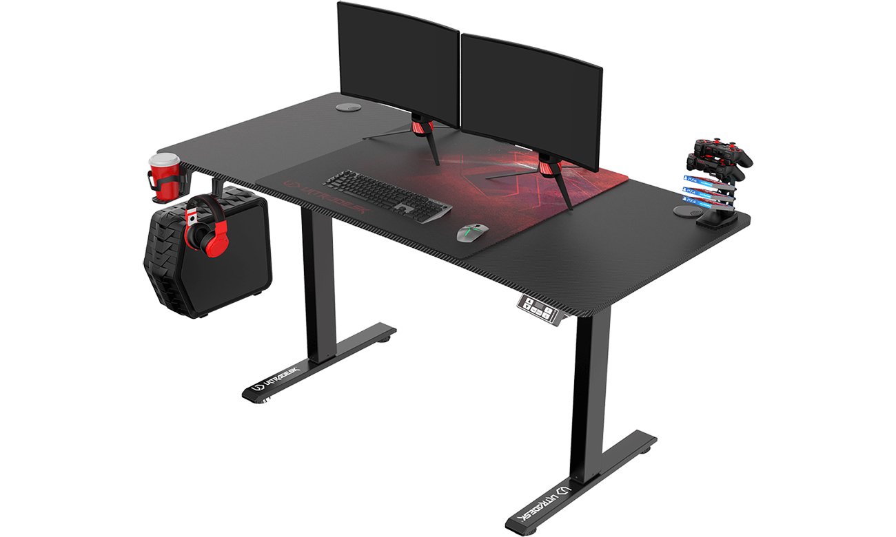 Biurko gamingowe Ultradesk Level V2 Czarno-czerwone - Widok od przodu pod kątem wraz ze sprzętem komputerowym