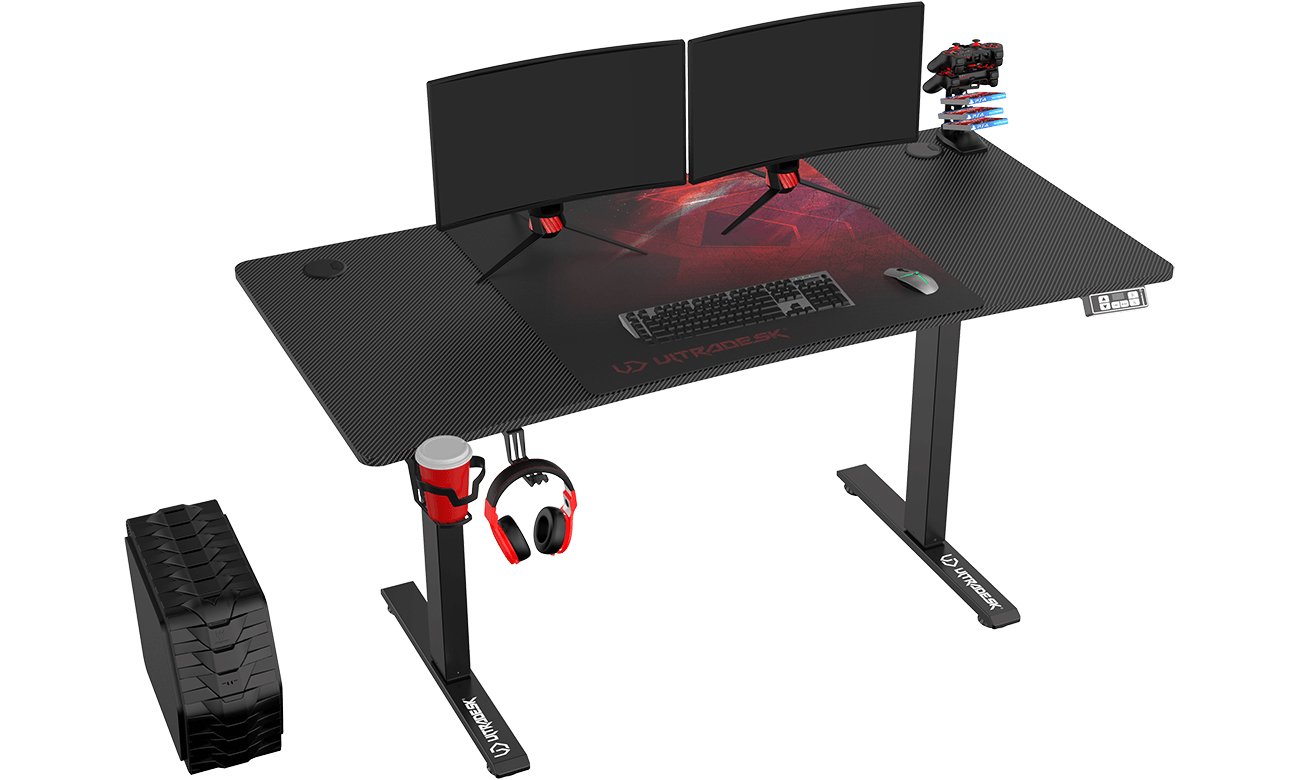 Biurko gamingowe Ultradesk Level V2 Czarno-czerwone - Widok od przod pod kątem wraz ze sprzętem komputerowym